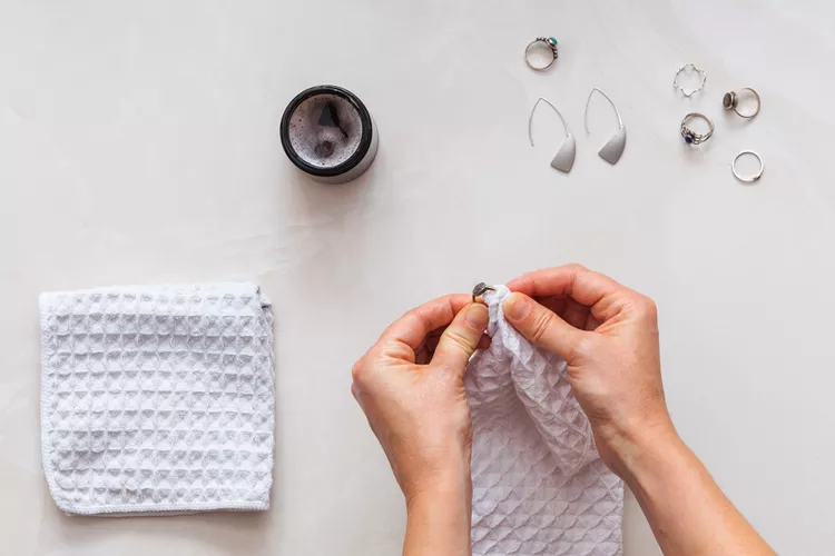 Використання комерційного засобу для очищення срібла на ювелірних виробах