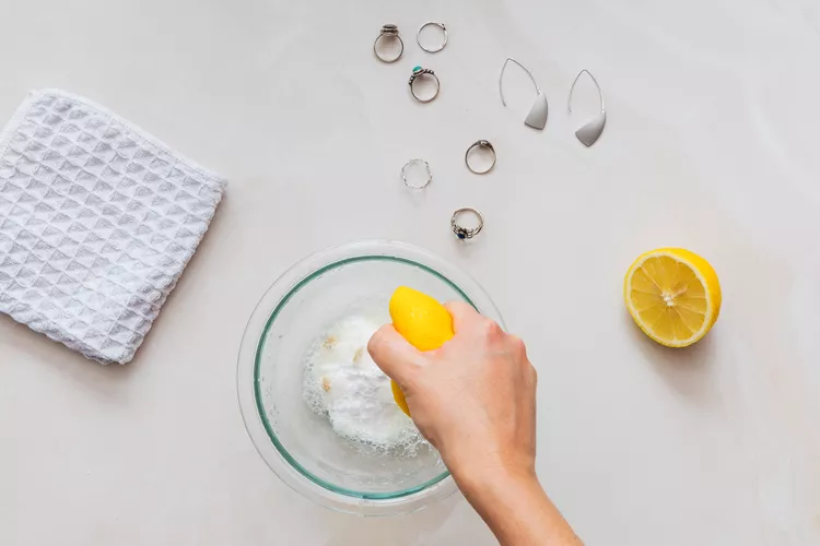 Використовуйте лимонний сік для очищення срібних прикрас