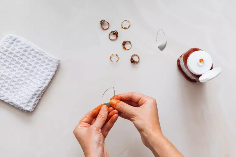 Використання кетчупу для очищення срібних прикрас