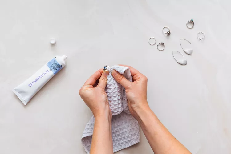 Використання зубної пасти для очищення срібних прикрас