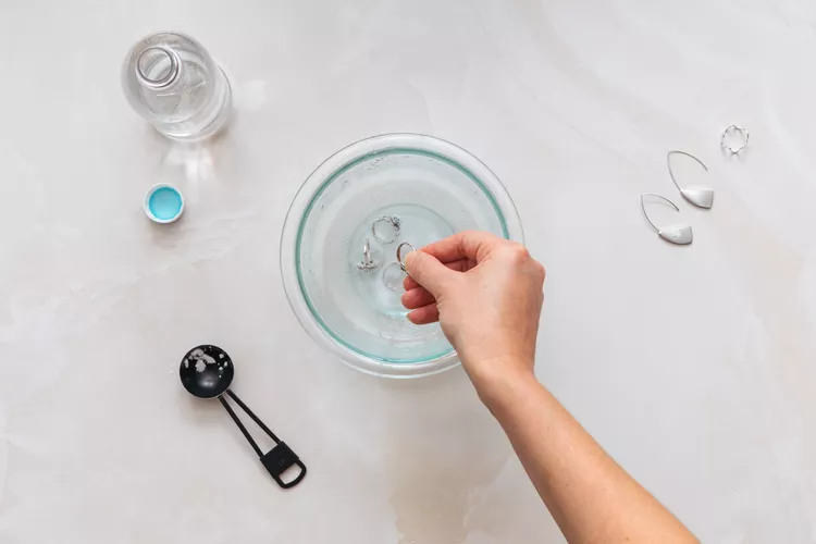 Очищення срібних прикрас оцтом