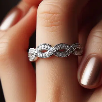 Кільце з паве на пальці