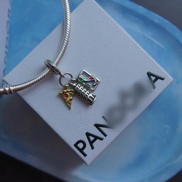 Пізанська вежа на коробці Pandora